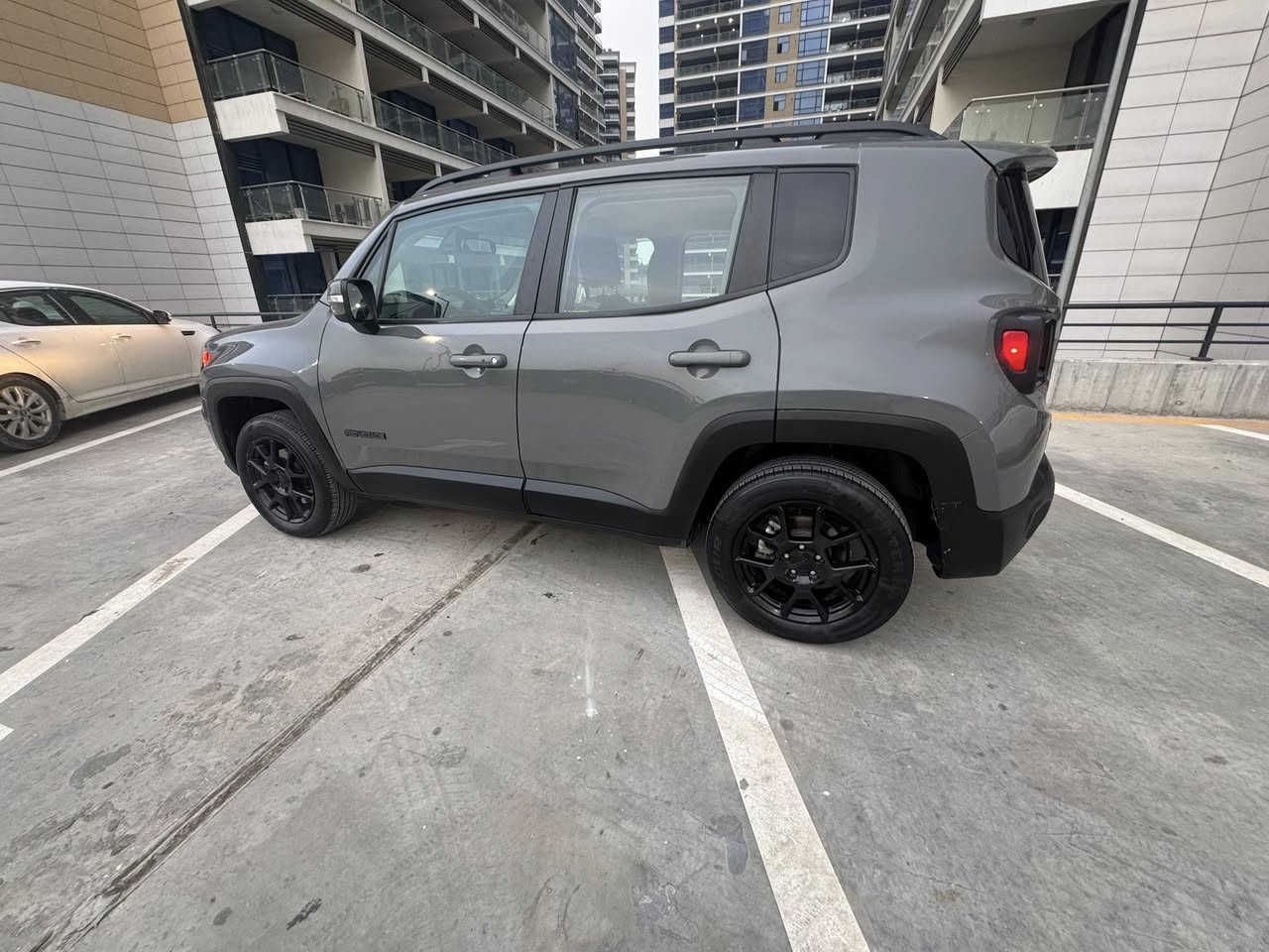 السلام عليكم ، للبيع جيب رينيجيد موديل 2020 فئة لاتتيود ، محرك 2400 دفع رباعي وتشغيل عن بعد ، ماشية 40 الف كيلو متر ،
تبديل قطعتين نفس اللون ( بنيد وجنطة)
قطعتين صبغ ( جاملغ امامي ايسر وجاملغ خلفي ايمن ) 
كير ومكينة وكهربائيات وصدر كله نظيف

السعر 12 الف دولار، للاستفسار الاتصال او مراسلة الرقم ***********
