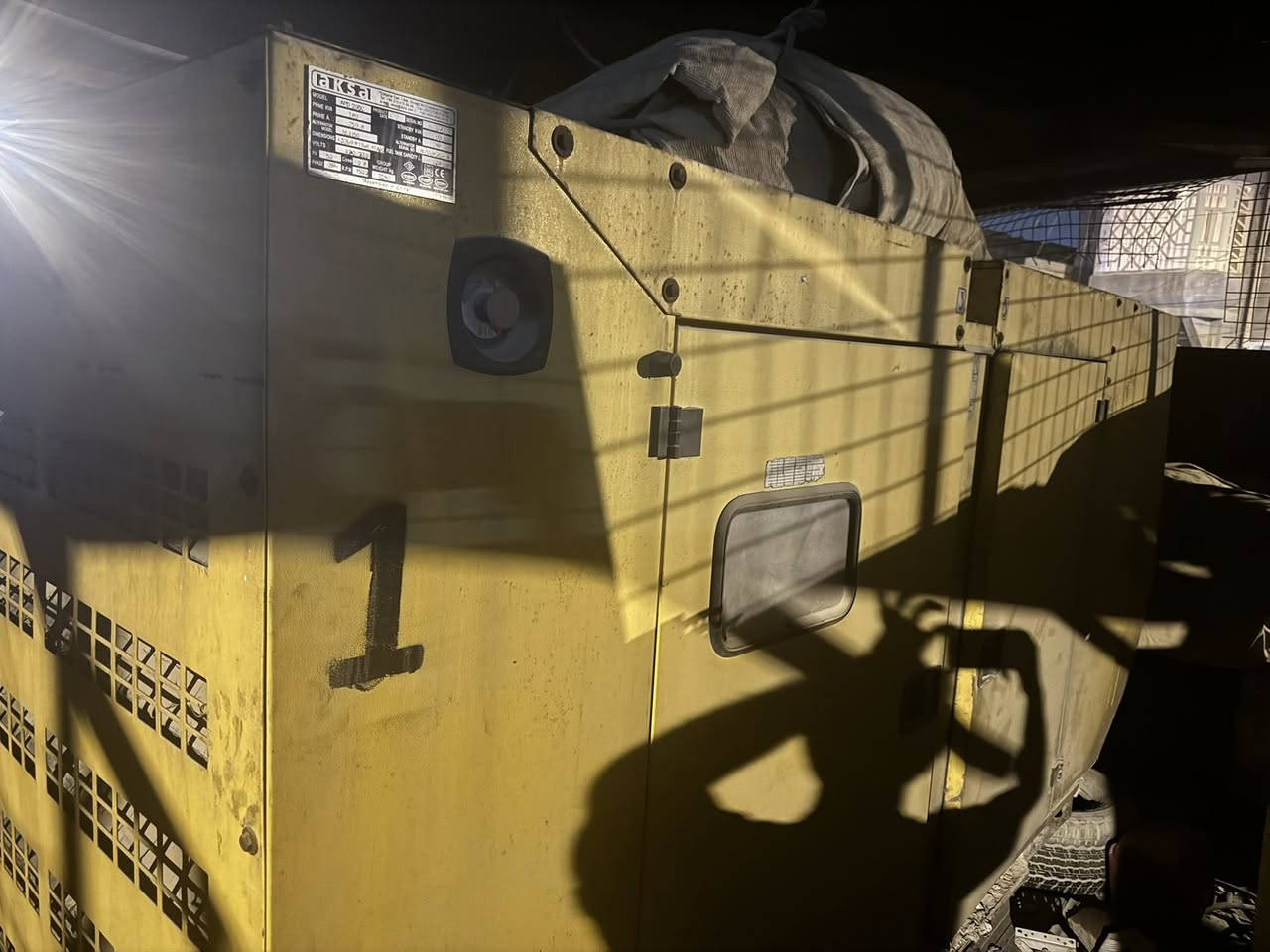 السلام عليكم مولد كمنز  ١٨٠ كيفي كاتم  تشغلك ٢٥٠ امبير المولد  كايمة  تجفتت ترجع لوك احنا تاركينها  • الطول: 3269 ملم
 • العرض: 1168 ملم
 • الارتفاع: 1900 ملم
   السعر ٥٠ ورقة
رقم الهاتف :***********
