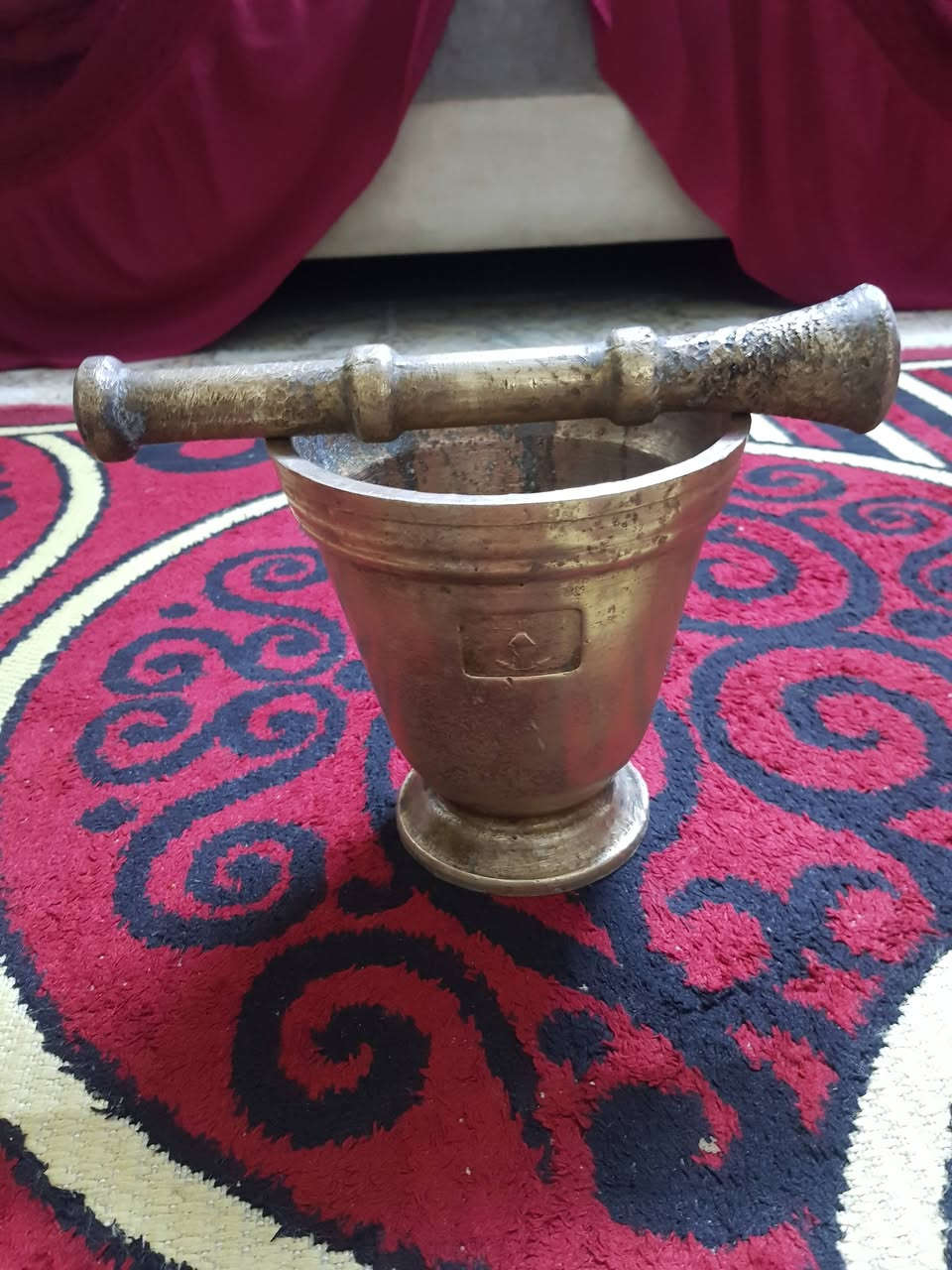 السلام عليكم اخوان هاون نحاس ثقيل القياس الارتفاع ٢٠سم وليده ٣٠سم للبيع ١٥٠ الف مع التوصيل 
***********
