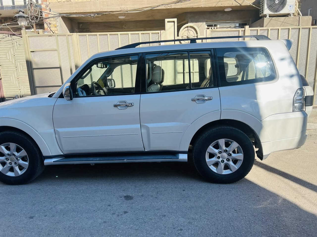 السلام عليكم
باجيرو 2010 حبتور سيارة نظيفة 

كوشنات جديدة واصلية دبل كشن كهرباء 

دمام حبتور محرك 6سلندر 3.500 

فور ويل دفع رباعي 4’’4

7راكب 

 رقم بغداد دولي سنوية الى 2030

مكان السيارة بغداد

الاتصال على الرقم التالي 
‭0771 093 9575
