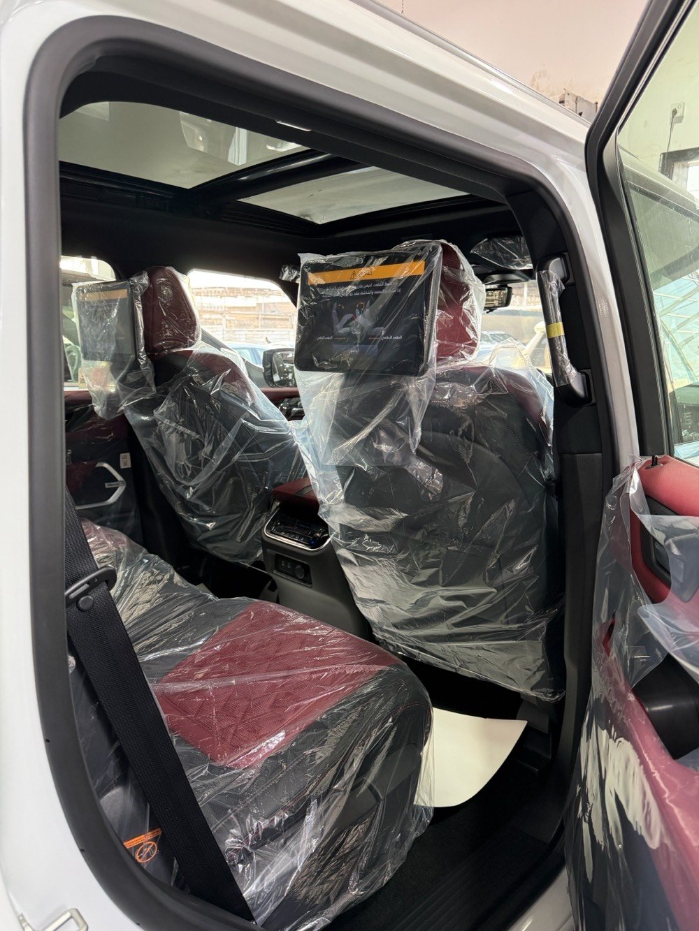 بلاتينيوم ابيض 2026 رقم بغداد بانوراما رادار تحديد مسار قيادة ذاتية نقطة عمياء داتا شو عرض على الزجاج كراسي مساج وكهرباء وتدفئة وتبريد وذاكرة محرك 6 سلندر تنفس طبيعي داخل احمر فور ويل و5 كامرات وشاشة كبيرة متصلة وشاشات خلفية وجنطه كهرباء والكراسي الاخيرة كهرباء 