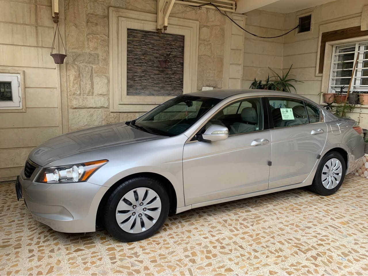 قبل كلشي ركزلي على السيارة اشكد ماشية 
بالف عافية الي ياخذها سيارة خام...
هوندا اكورد  ياباني2011(وارد).
HONDA  ACCORD 
عداد المسافات:68 الف.
محرك : 2400 مامفتوح.
كير اوتوماتيك ..شاشة ديجيتال ،،، فرش قديفة فاخر ،،، فرامل ABS ،،، سنادات يد امامية و خلفية ،،، مسجلة CD كاملة ،،، امان AIRBAG ،،، مرايا كهربائية ،،، تطعيمات كروم ،،، إشارات بالمري ،،، جهاز تحكم ،،، تحكم مقود جهتين ،،، اضواء أمامية الية،،، مرآة آلية التعتيم ،،، سبيلر خلفي بشرط مانازل ،بيها بابين اليسار امبدلين باصلي ومصبوغين توحيد لون السيارة تفتح البوند كلها وضع شركة ...السيارة 14 سنة على ايد وحدة السعر النهائي90 *********** مكان السيارة موصل موصل, نينوى
