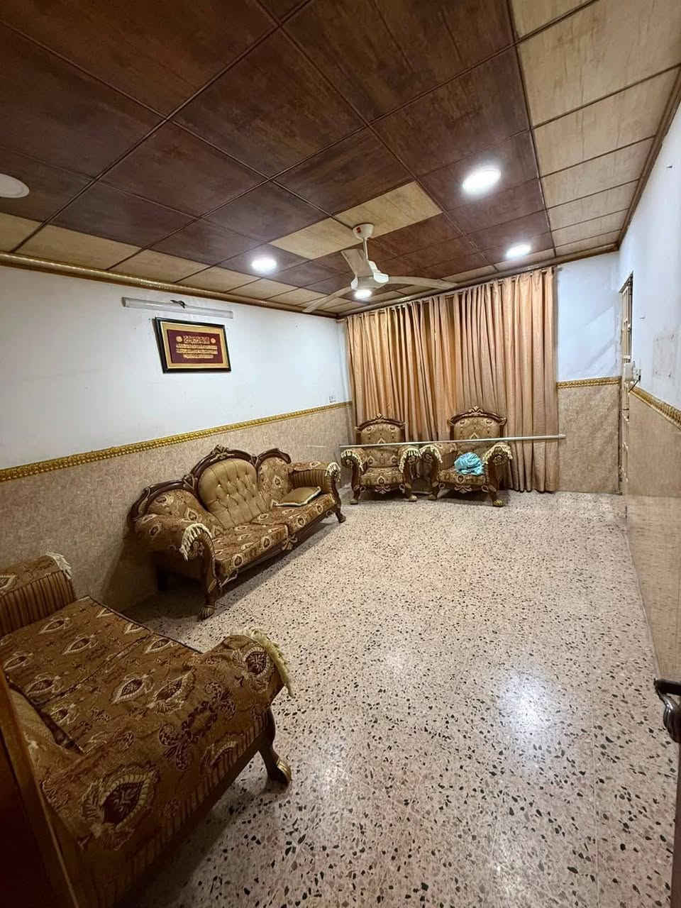 دار للبيع في حي البكر قرب سايدين البكر الرئيسي 
يبعد عن الشارع العام ٢٠ متر شارع صبه 
مساحة العقار ٢١٠ متر واجه ١١ 
الطابق الارضي كراج مطبخ استقبال وهول وغرفتين نوم ومشتملات الطابق الثاني غرفتين نوم ومشتملات ملك صرف 
والتحويل مباشر سعر العقار ١٨٥ قابل للتفاوض للاستفسار مراجعه مكتب قصر الامراء للعقار الكائن في حي البكر شارع الكنيسة مقابل كنيسة تايتنك ***********# ***********# #عقارات_الموصل #الموصل_ام_الربيعين #نينوى_الموصل #المشراق_النور_القادسية_الاعلام #مشاهير_العراق @أبرز المعجبين مكتب قصر الأمراء للعقار
