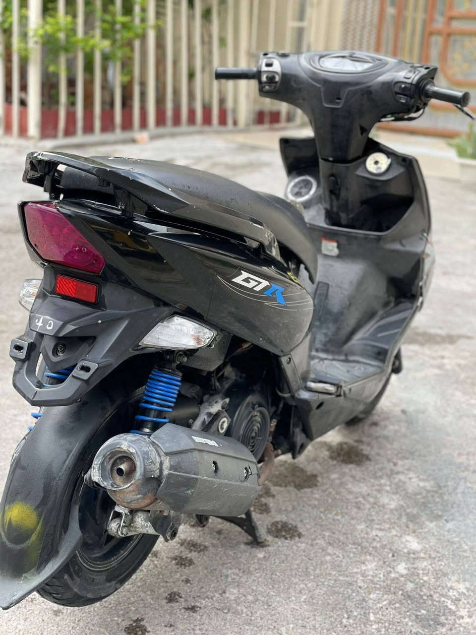 السلام عليكم دارجه جيتي ار 140 لون اسود دراجه كامله مكمله مابيها اي نقص مكينه بلاديه صوتها ناعم شلعه ومعدل تشك الكاع دراجه شغاله نكره سلف قفل صندوق قفل ستيرن كله شغال بيها كلوب زنون اشاير شغاله دبل اشاره شغال دراجه تخبل السعر 650 وبيها مجال للطيبين العنوان بغداد الحريه الرقم *********** متواجد واتساب فقط !!
