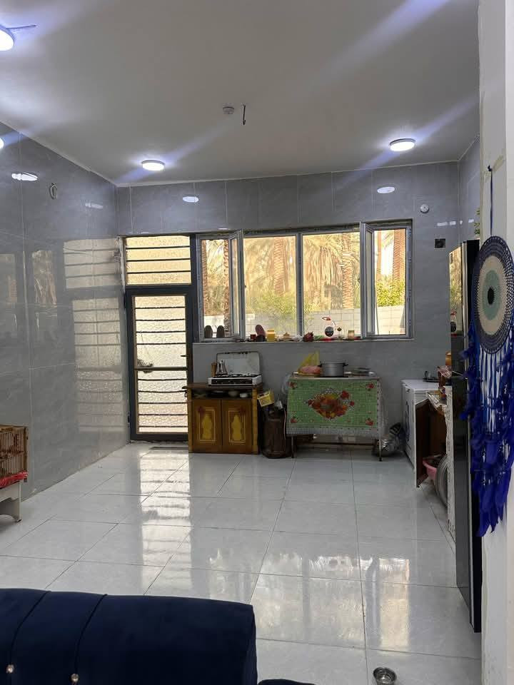 السلام عليكم بيت للبيع المساحه ٢٥٠ متر نوع العقار ملك صرف طابقين
الطابق الارضي 
غرفه سويت 
استقبال ٤ ونص في ٦ 
صاله قياس ٤ونص في ٨
مطبخ مفتوح على صاله قياس ٤ ونص في ٥
حديقه خلفيه ٨٠ متر 
وغرفه غسيل ملابس وحمام خارجي
الطابق الثاني يحتوي
شقه معزوله تحوتي على مطبخ امريكي مفتوح على صاله 
وغرفه سويت
وصاله وسطانيه
وثلاث غرف سويتات
السعر مناسب جداً 
العنوان كربلاء الجريه او طف قرب مركز الشرطه
الاستفسار الاتصال على رقم ***********@إشارةالجميع
