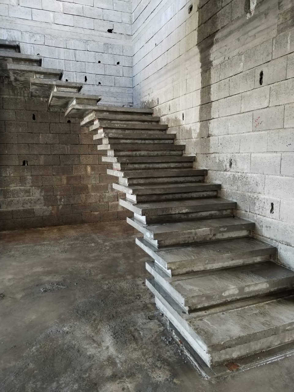 🔨 هذا جزء من أعمالنه 🔨
نجارة القوالب المسلحة (السقوف والرباطات والأدراج)
هل تريد سقف بيتك بميزان ليزر ودقة هندسية عالية؟ هل تريد رباطات هندسية مضبوطة وفق المخططات؟
نحن كادر متخصص في تنفيذ: ✅ السقوف المسلحة بكافة أنواعها
✅ الرباطات والجسور الخرسانية
✅ الأدراج (الدرج) بجميع أنواعها وأشكالها
✅ تسليح وربط حديد التسليح وفق المواصفات الهندسية
✅ أعمال الشدات الخشبية للقوالب المسلحة
نضمن لكم: ✔️ نظافة القالب ودقة التنفيذ
✔️ قوة الشدة ومتانة العمل
✔️ السرعة في الإنجاز مع الإتقان
✔️ الأمانة والالتزام بالمواصفات الهندسية
خبرة وجودة ودقة في التنفيذ... وثقتكم هي رأس مالنا.
📍 العنوان: طوزخورماتو
👷 الأسطة: برهان مصطفى
📞 للاستفسار: ***********
سقف - رباط - درج - تسليح حديد هندسي
نعمل داخل طوزخورماتو والمناطق المجاورة.

