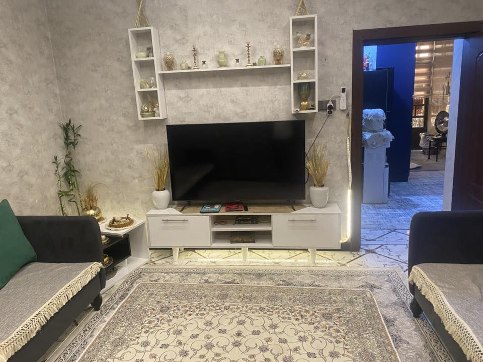 المساحة 75 متر
واجهة 7.15 بناء سنة 2017 
طابقين  يحتوي على 
مدخلين صالة ومطبخ 
وخدمات صحية عدد ٢
وغرف نوم عدد 3
الموقع الغزالية شارع مدير الامن مربع الصديق 
للاستفسار الاتصال 
***********
