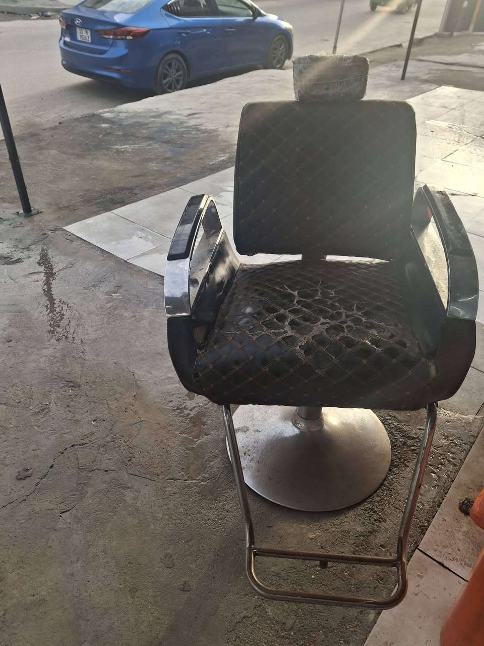 السلام عليكم كرسي حلاقه للبيع يحتاجله دوشمه المقعد فقط السعر ١٠٠ بي مجال بغداد الشعب ***********
