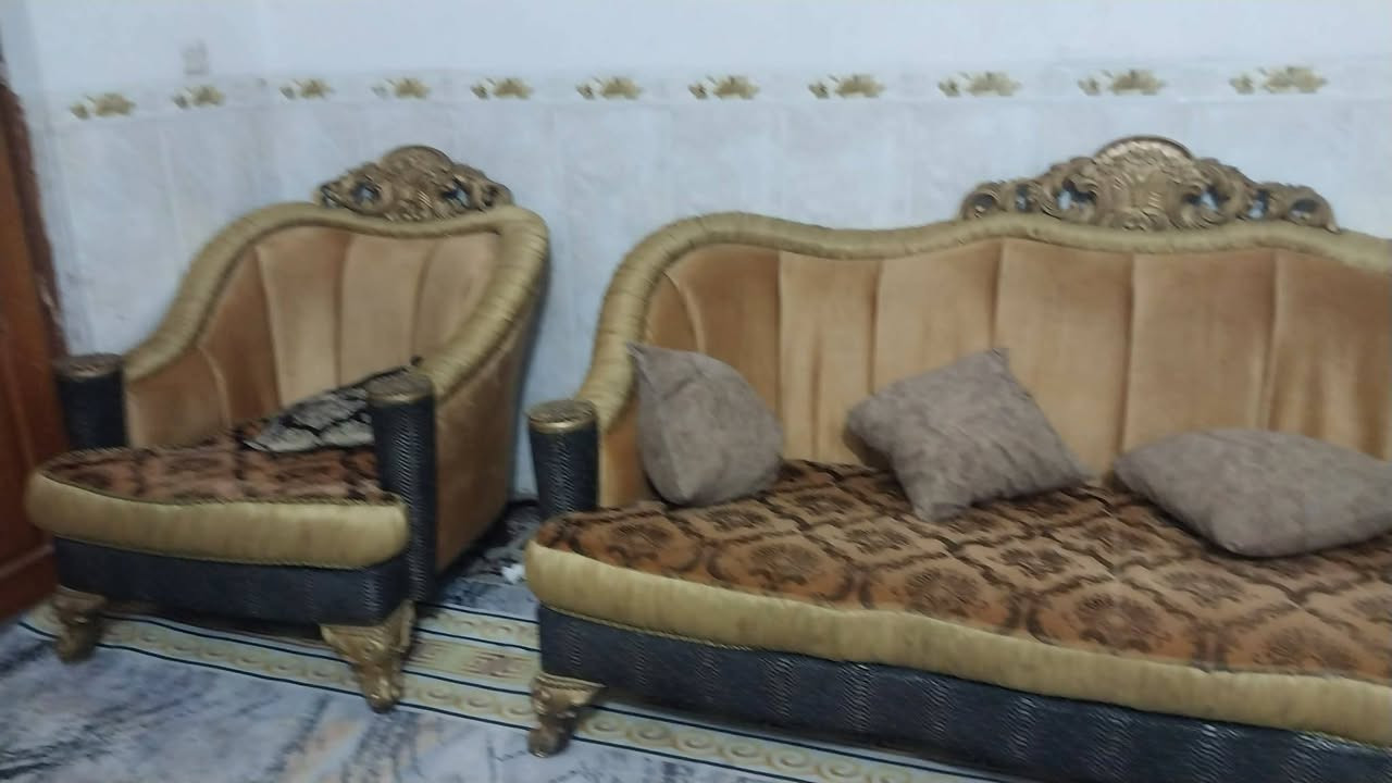 السلام عليكم/ تخم ونص 15 مقعد خشب قوي كلش للــبـيع مكانهن طويريج الشراي يراسلني واتساب فقط ***********
