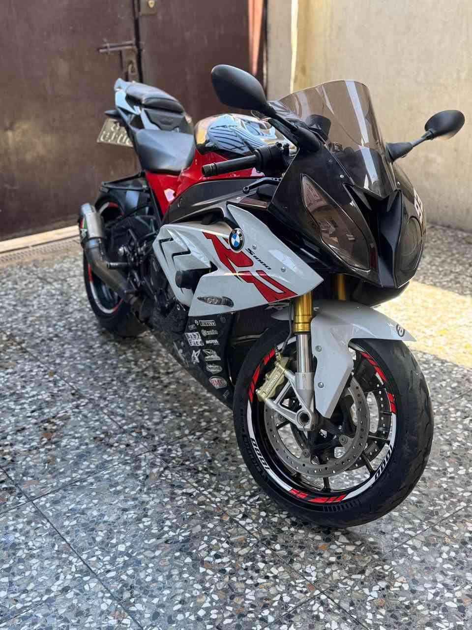 سلام عليكم BMW 2016 مرقمه تحويل ثاني يوم عليه باتري Bs وهدرز صالنصه AR وارد أمريكي ماشيه 13الف بغداد حي العامل *********** السعر 110 وبيها مجال Colombo, Sri Lanka
