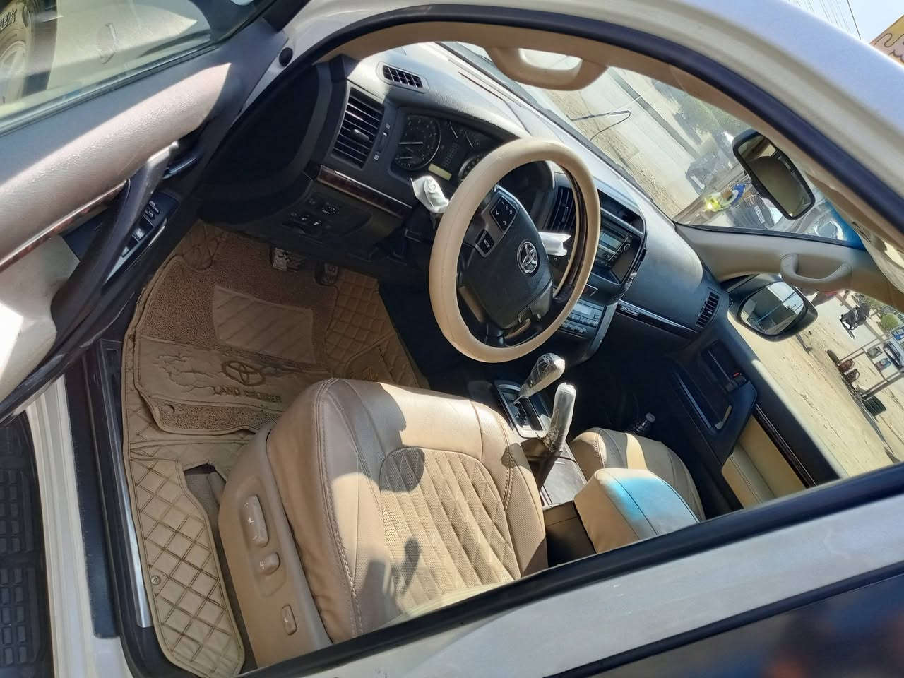 تويوتا لاندكروزر موديل 2011 ستينيه سونار واضح صبغ بنيد اثر جراد 
وباقي تكحيل 
 ماشيه 200الف حقيقي السعر 31 ونص بيه محل العنوان الدوره ابو دشير 
***********
