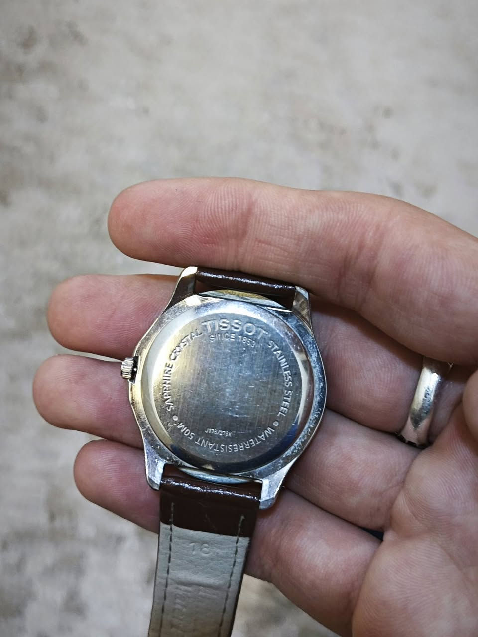 السلام عليكم
ساعة تيسوت سويسري أصلي 
أنتاج قديم 
سير جلد 
قطر متوسط 
نافدة تاريخ شهري 
الساعة نظافة تامه 
ماكنه سويسري أصلي 
السعر 70 الف وبيها مجال للشراي 
للتواصل واتساب أو الاتصال على الرقم 
***********
