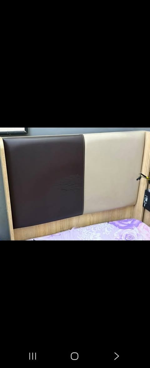 غرفه نوم بحاله جيده جدا وياهه ميز تواليت بس ممصورته مابيهه اي كسر سرير وكومديات عدد ٢ وكنتور ٤ ابواب ومرايه وميز تواليت رايدتهه ب٣٥٠ اي استفسار على الرقم ***********
