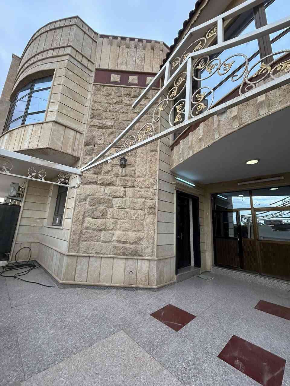 للايجار دار جديد 
الموقع القادسية حي الضباط مقابل مدرسة الغفران 
يحتوي على خمس  غرف نوم  وكل غرفة تحتوي سبلت وثلاث حمامات وصالة واستقبال ومطبخ مجهز بكاونترات  تركي وكراج 
المساحة 250 م
للاستفسار ***********
