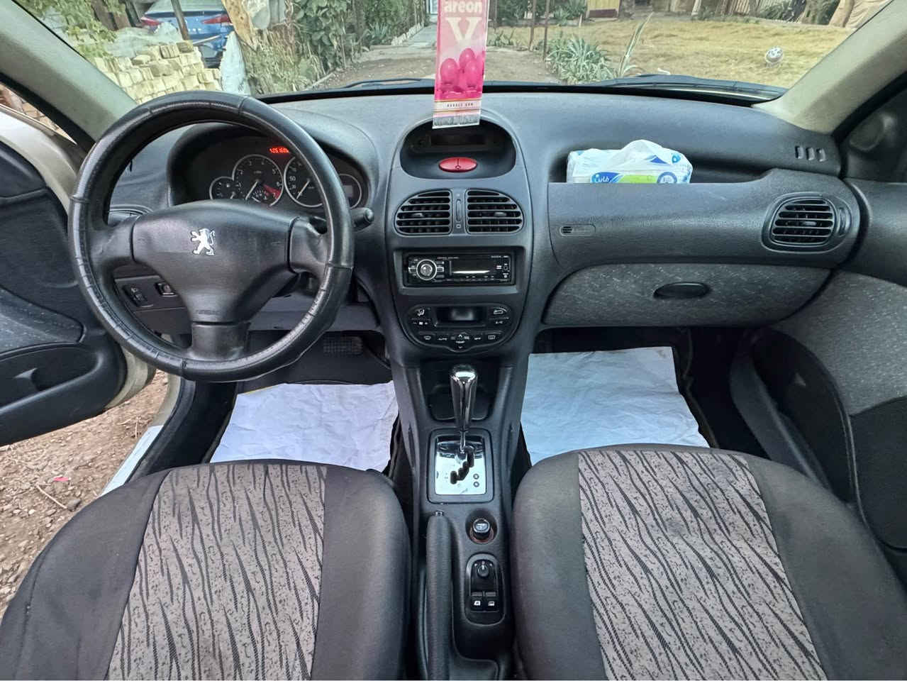 سلام عليكم 
بيجو 206 فرنسي موديل 2009 بلادي 
كير اوتماتيك سيارة نظيفه مكينة كهربائيات كلها شغالة 
لاصبغ ولا ضربة تخم تاير باتري جديد 
50 وبيه مجال 
عنوان بغداد 
*********** بغداد, العراق
