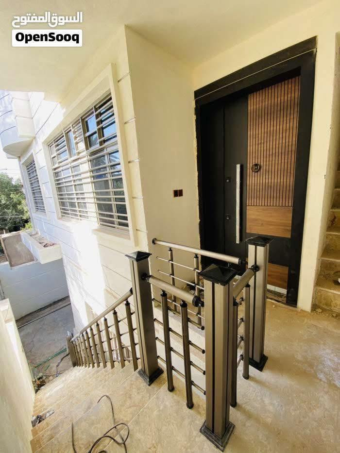🏠 بيت للبيع | موقع مميز

📍 البلديات – شارع الكهرباء قرب المتنزه
📐 150 م² | ركن
📏 واجهة 10م × نزال 15م
🔹 طابق أرضي: كراج + استقبال كبير + غرفة نوم + مطبخ + حمام
🔹 طابق أول: غرفتين نوم + مشتمل بناء حديث يحتوي على :
🔹 غرفة نوم + استقبال + مطبخ + حمام مع درج خارجي مرمر
✨ أرضيات المشتمل مرمر + عزل كامل
📞 للاستفسار: ***********
