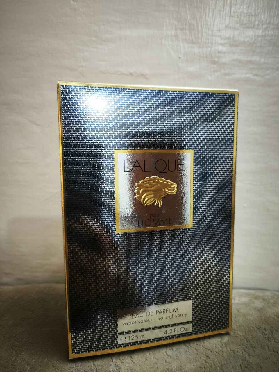 السعر ٣٠ الف فقط
حجم العطر ١٢٥ مل مستخدم قليل جدا 

إفتتاحية العطر الخزامي, إكليل الجبل, البرغموت, الجريب فروت, البرتقال الهندي, الماندرين (اليوسفي) و تانجرين (اليوسفي); قلب العطر خشب الأرز, السوسن, زنابق الوادي و الياسمين; قاعدة العطر تتكون من طحلب البلوط (طحلب السنديان), خشب الصندل, الفانيليا, الباتشولي و العنبر.


**إذا كنت صاحب هذا الإعلان وتريد حذفه لأي سبب، رجاءا أرسل رسالة إلى الدعم الفني**