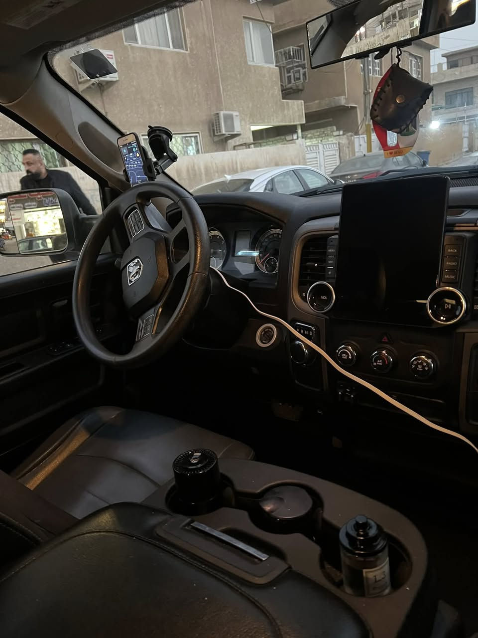 السلام عليكم دوج رام كلاسك موديل ٢٢سياره جاهزه كيرومكينه  كفاله مصروف عليها شاشه جبيره بلاجكتورات امامي خلفي ممتواجد ع فيس اتصال ***********
