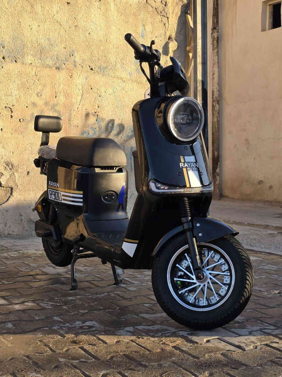 سلام عليكم دارجه شحن البيع 
اسمه R900
خمسه باتري 
دراجه نضيفه 
سعر خاص 
رقمي ***********
عنواني الحيانيه المدينه الطاك
