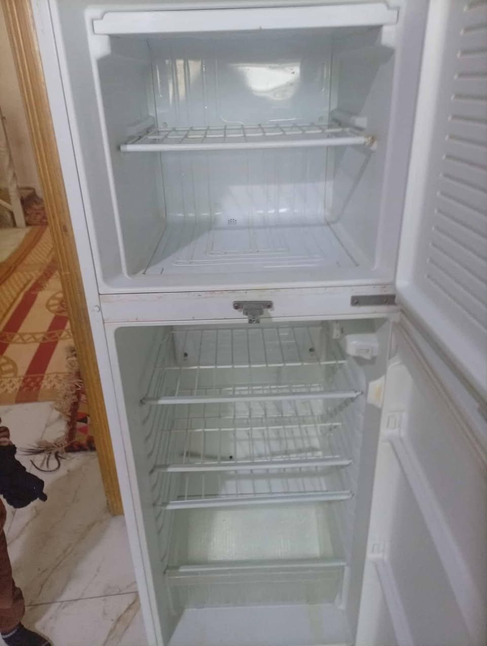 ثلاجه للبيع نضيفه شغاله مابيه شي شرط الفحص السعر 75.. للاتصال ***********
