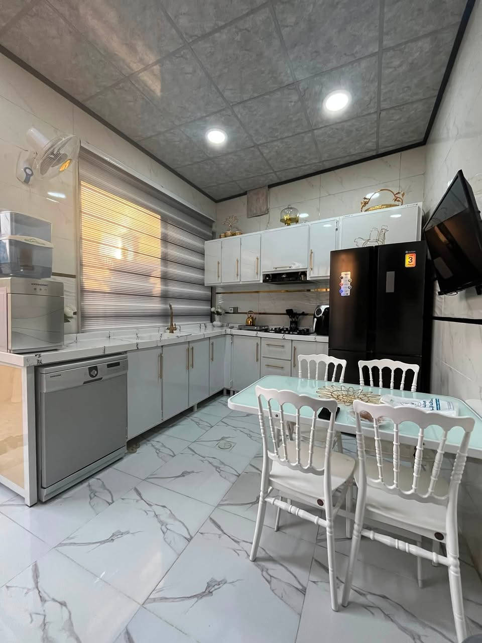 🏡 بيت للبيع – حي البكر | ركن | واجهة 11 متر
📍 الموقع: حي البكر
📐 المساحة: 102 م²
🏠 الواجهة: 11 متر (ركن)
📄 السند: طابو زهور – شرط تحويل

مواصفات البيت:

🔹 الطابق الأرضي:

* كراج
* استقبال
* مطبخ
* غرفتا نوم
* صحيات
* مناور

🔹 الطابق الثاني:

* مطبخ ثاني
* ثلاث غرف نوم
* صحيات
* بيتونة
* سطح

✨ من مميزات البيت وجود مطبخين، مما يوفر راحة أكبر للعائلة واستغلالاً عملياً للمساحة.

📞 للاستفسار:

* *********** (آسياسيل)
* *********** (كورك)

📍 عنوان المكتب:
حي البكر – سايدين كنيسة تايتنك
عقارات أرض الملوك

