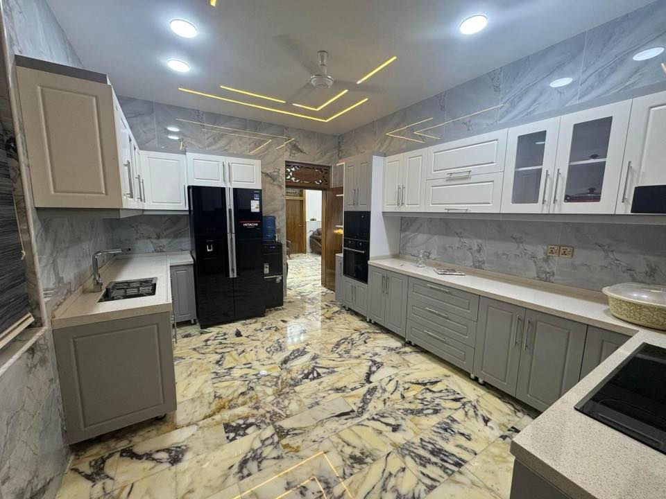 دار سكن للبيع
المساحة 300 متر  طابق واحد 

واجهه 15 ونزال 20   بناء حديث كونكريت 

 

الطابق الاول 

صالة 

3 غرف نوم  

صحيات داخلية وخارجية  

مطبخ حار  و مطبخ بارد 

موزع داخلي 

مضيف  12*4 معزول عن البيت 

الطابق الثاني 

صالة 

مخزن    

كراج يتسع لثلاث سيارات 

الدار في حي الزهراء قرب فلكة نجاح يقع ع متنزه حديقة مسيجة خاصة للدار   

المنطقة كاملة الخدمات   ماء ومجاري وخط اتصالات و تبليط ومقرنص الارصفه  

الاتصال 

***********  ابو حسن
