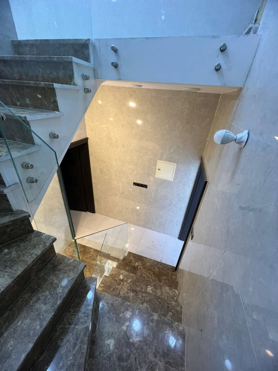 مشتمل للبيع
حي سومر قرب أفران الدرج 
مساحه ٥٦ م
واقع حال ٦٠ م
واجهه ٤م نزال ١٤م 
الطابق الأرضي:
يحتوي على صاله حولي مطبخ خدمات منور
الطابق الثاني؛ 
غرفتين نوم وخدمات 
للعلم البيت بناء جديد 
للاستفسار الاتصال على الرقم 
***********
