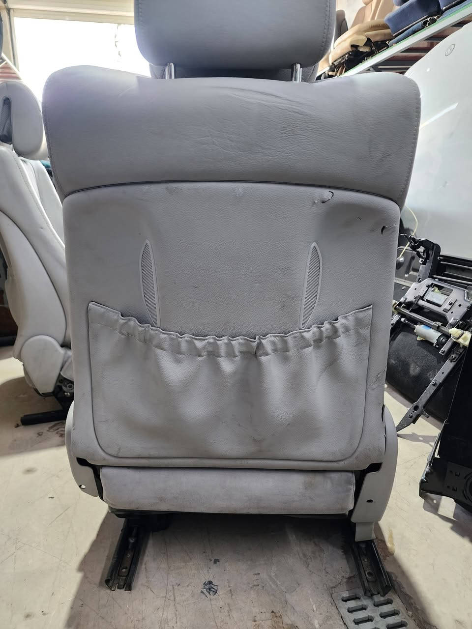 السلام عليكم ورحمة الله وبركاته 
غرفة مرسيدس غواصة 2005 W220
لون اوف وايت السعر 750 دولار 
العنوان النجف الاشرف طريق بغداد قرب جسر الإمام علي مجاور مجمع غيث الشمري 
حسنين الخرسان ***********
