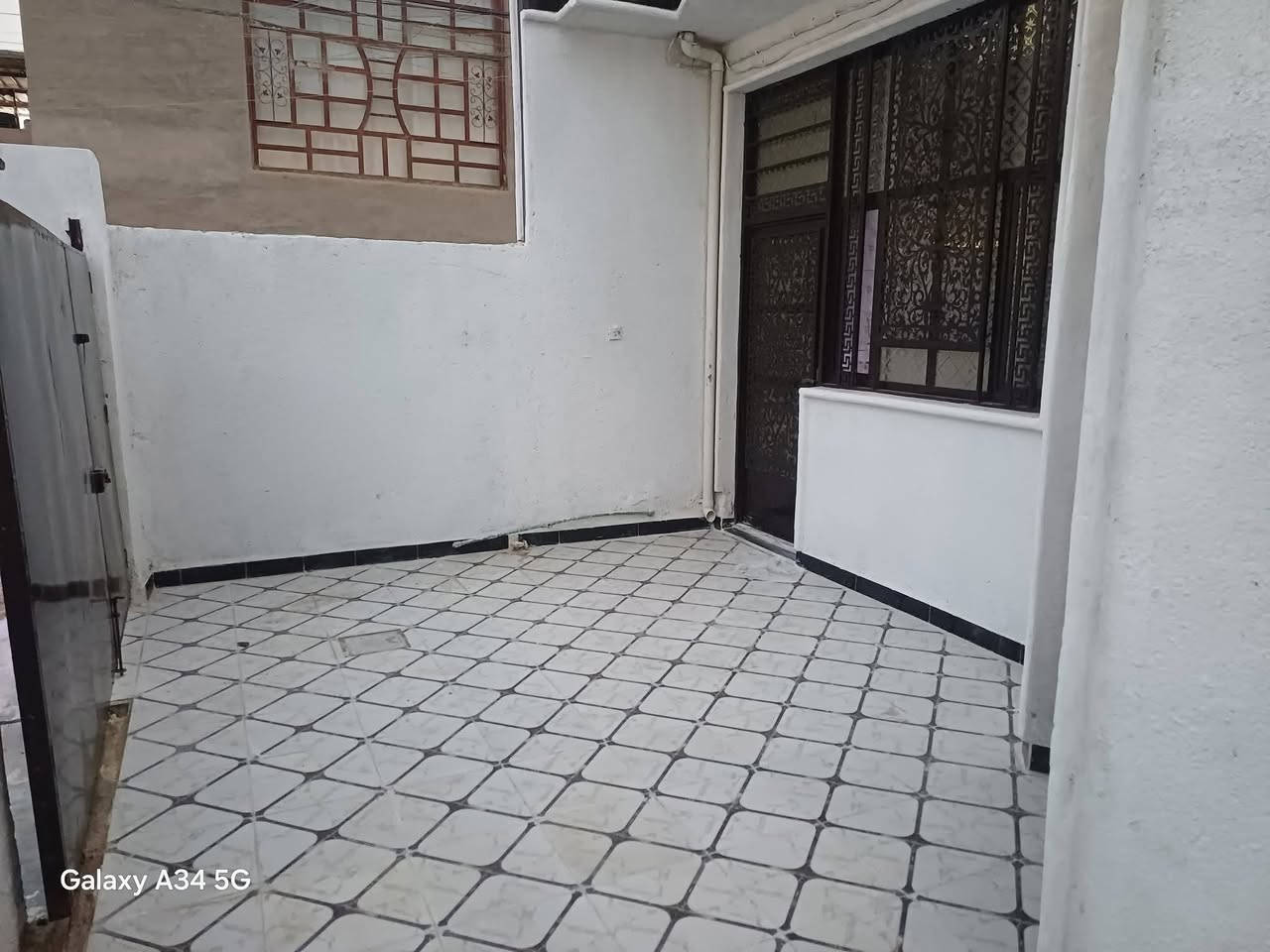 السلام عليكم بيت ١٥٠ متر 
واجيه١٠ نزال ١٥ بناء حديث
غرفتين نوم استقبال حولي 
المكان حي الشهداء قريب المدارس 
وجامع الرحمن الرحيم
 السعر ١٠٠ مليون
للاستفسار ***********
