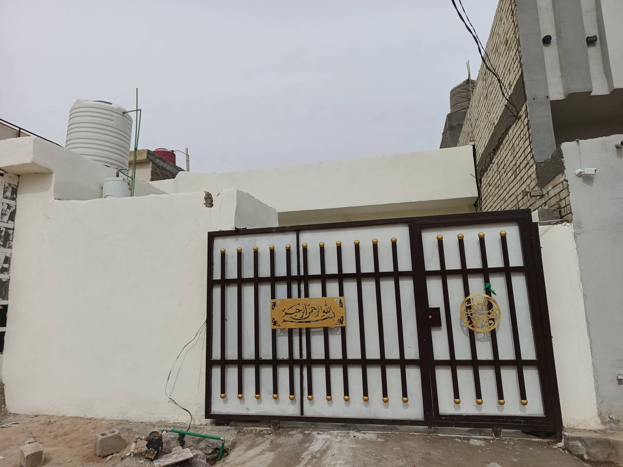 بيت للبيع مساحه 200 زراعي سقف صب بنات بلوك يتكون من غرفتين وصاله واستقبال ومطبخ وصحيات خارجيه وداخلية كله سيراميك ساحه كبيره
موقعه مقابيل قريت الغدير بشارع صب بيت 106 شارع 42
سعر 60
للاستفسار ‏‪***********‬‏
