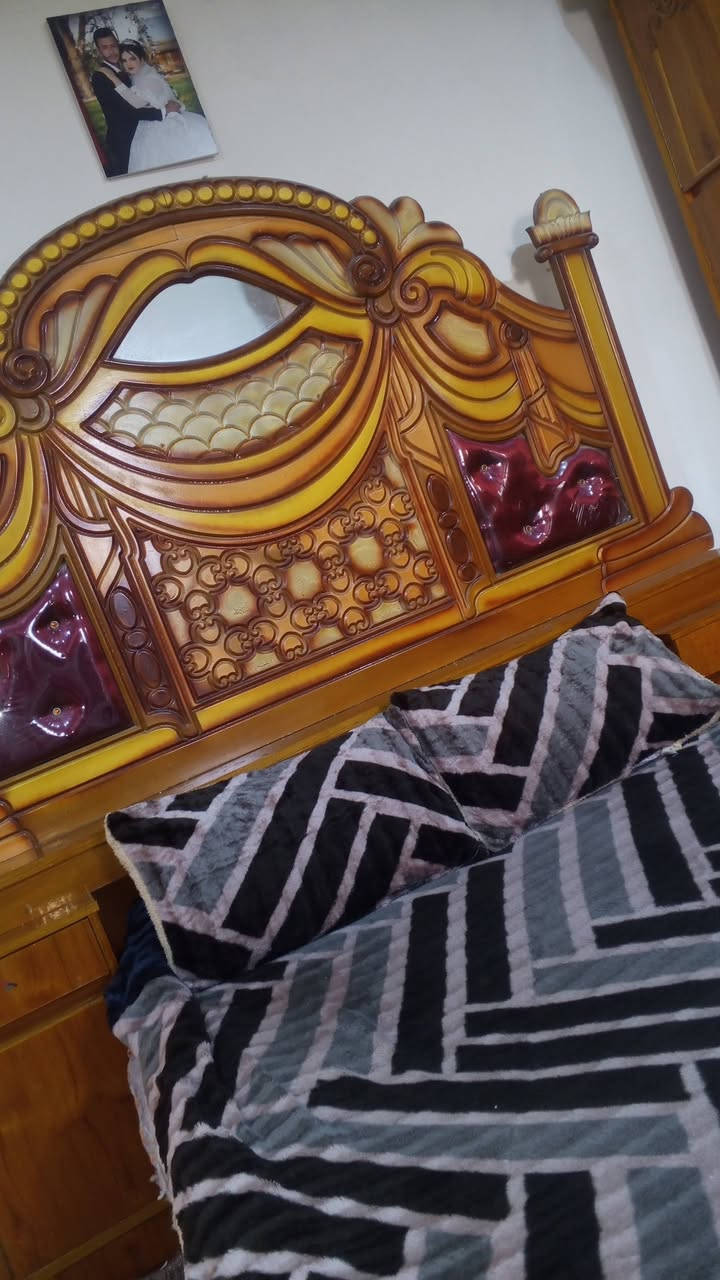 السلام عليكم غرفة للبيع السعر 650 قفلها  ***********
