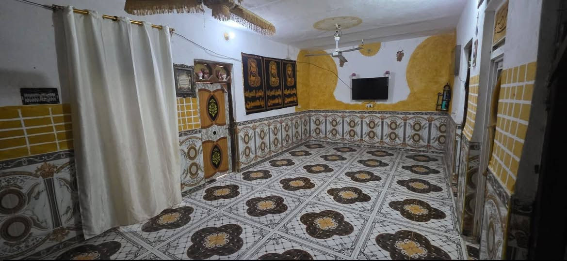 السلام عليكم
بيت مساحة 220 متر للبيع يحتوي على استقبال وصالة ومطبخ وغرفتين وثنين مناور وحمام داخلي وخارجي البيت كلة طابوگ المنطقة كلها تبليط ومجاري جديدة وبواري ماي جديدة  والبيت قريب على الشارع العام العنوان المدثرة الثانية قرب البيطرة مقابيل نزلة المشتل للاستفسار اكثر هذا رقمي ***********
