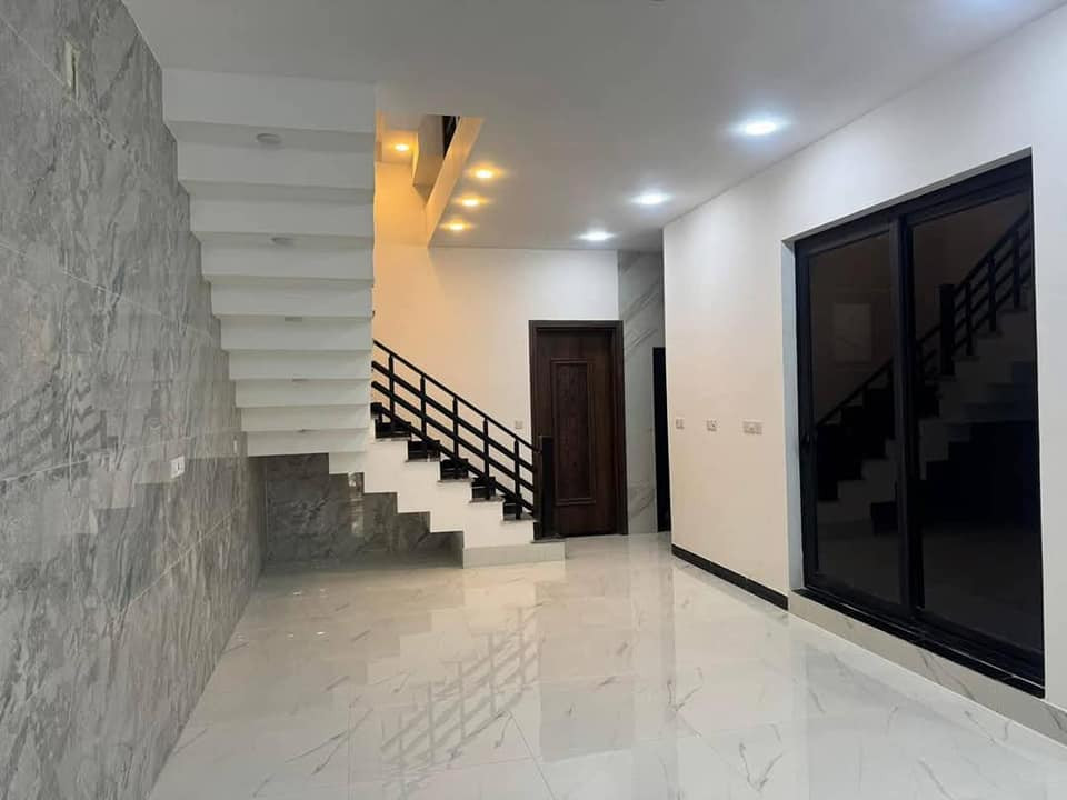 حي الجهاد الظباط 📍موقع مميز

السلام عليكم
يعلن #مكتب_أرض_الخير 🏠

دار للبيع منطقة ضباط المساحة 150 متر 

الواجهة 6 نزال 25 بناء حديث غير مسكون

 يحتوي على 4 نوم صحيات عدد 3 

الاستفسار *********** اتصل
