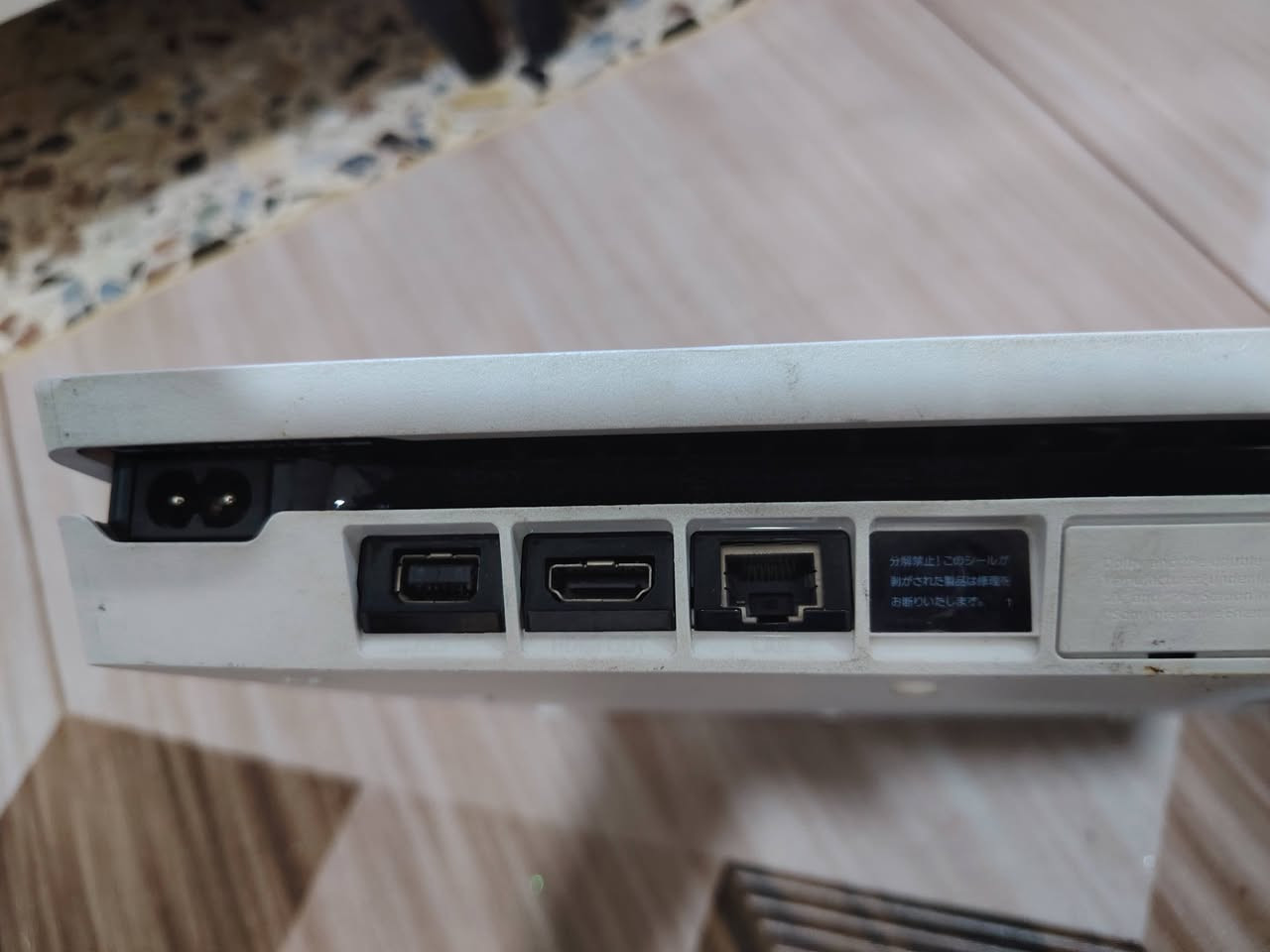 سلام عليكم بلي فور سلم لوك ستيكر ما مفتوح كامل ملحقات مع 3 اقراص وموجود بداخل الجهاز العاب موضحه بالصور مع جوسكات 3 مساحتة نص تيرا 500 سعر 275 وبي مجال مكان التاجي او الحرية رقم تلفون *********** متوفر واتساب
