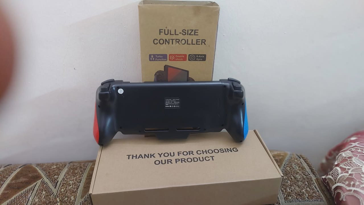 السلام عليكم من رخصة الأدمن للبيع: مقبض تحكم كامل الحجم (Full-Size Controller) لجهاز نينتندو سويتش - جديد تماماً! 🎮
الحالة: جديد تماماً (غير مستعمل وبداخل علبته الأصلية) ✨
التوافق: يركب مباشرة على جهاز Nintendo Switch العادي ونسخة OLED.
إذا كنت تعاني من آلام اليدين أثناء اللعب بـ Joy-Cons العادية، فهذا هو الحل البديل والأكثر راحة للعب في الوضع المحمول! 🚀
🔥 أهم الميزات والمواصفات:
تصميم مريح وكامل الحجم (Full-Size): يمنحك شعوراً شبيهاً بـ Pro Controller لتحكم أفضل وثبات أعلى أثناء اللعب الطويل.
خاصية التوربو (Turbo Function): ميزة الإطلاق التلقائي السريع للأزرار، مثالية لألعاب المنصات والشوتر.
اهتزاز مزدوج (Double Shock): محركات مدمجة تمنحك تفاعلاً واقعياً واهتزازاً ممتازاً مع كل حركة داخل اللعبة.
جيروسكوب 6 محاور (6-Axis Gyro): استجابة وحساسية عالية للتحكم عبر الحركة والتوجيه الدقيق.
توصيل مباشر وآمن: يتم تركيب الشاشة في المنتصف مباشرة دون الحاجة لشحن المقبض بشكل منفصل.
⚠️ ملاحظة: العلبة تحتوي على مقبض التحكم فقط (لا تشمل جهاز النينتندو سويتش).
💰 السعر:  40,000 دينار]


**إذا كنت صاحب هذا الإعلان وتريد حذفه لأي سبب، رجاءا أرسل رسالة إلى الدعم الفني**