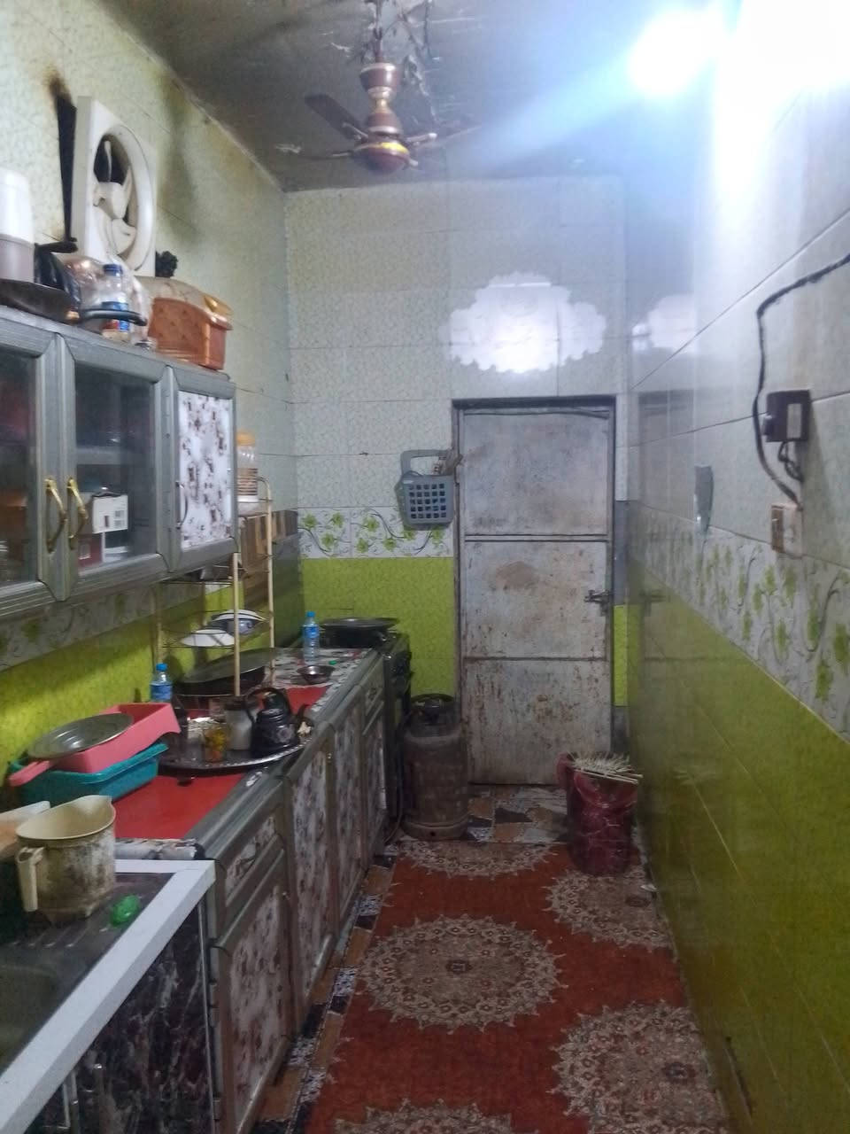 بيت طابو صرف مساحته 80 متر بضهر لمدرسه صفره مال مثنى قاسم لكلابي بنيانه طابوك وعكاده بي غرفه وصاله ومطبخ وغرفه فوك ولحوش جبير حتى ستقبال يصير بي سعر لبيت 27 قفل هاذه رقمي بي وتساب ***********
