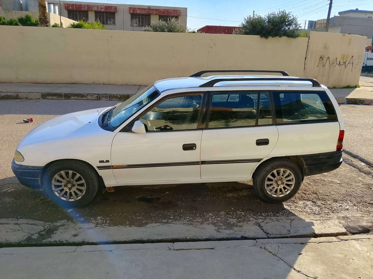 اوبل استرا 1992
محرك 16 
بي كابون بانزين
بي مكانات صبغ قليله 
قفل مركزي
تايرات جديدة
باتري جديد
محرك يصرف شوي
السعر 52ورقة 
للشراء والاستفسار ***********
