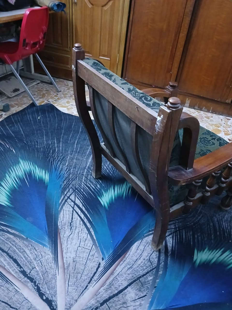 السلام عليكم
تخم صاج شغل قديم كلش حلو عشر مقاعد قنفتين واربع كراسي بس يرادله دوشمه السعر 75 مكان حي اور ***********
