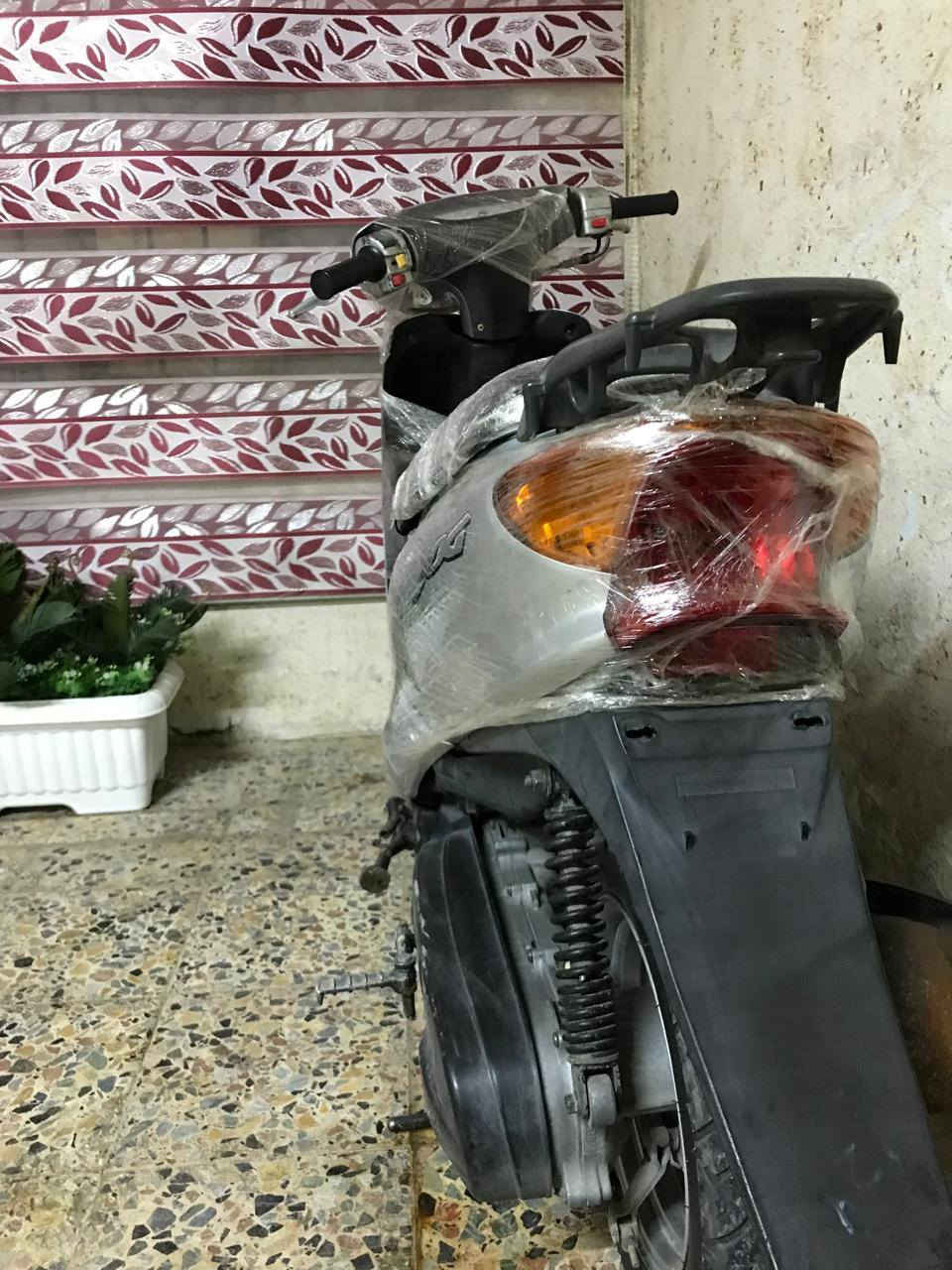 سلام عليكم دراجه عصفوريه لون رصاصي الدراجه كفاله عامه برغي واحد ما مفتوح كهربائياته كامله  الدراجه حيل نضيفه الدراجه صاله 20 يوم طالعه من الوكيل السعر 650 وبيه مجال بصيط الرقم ‎0777 079 7478
