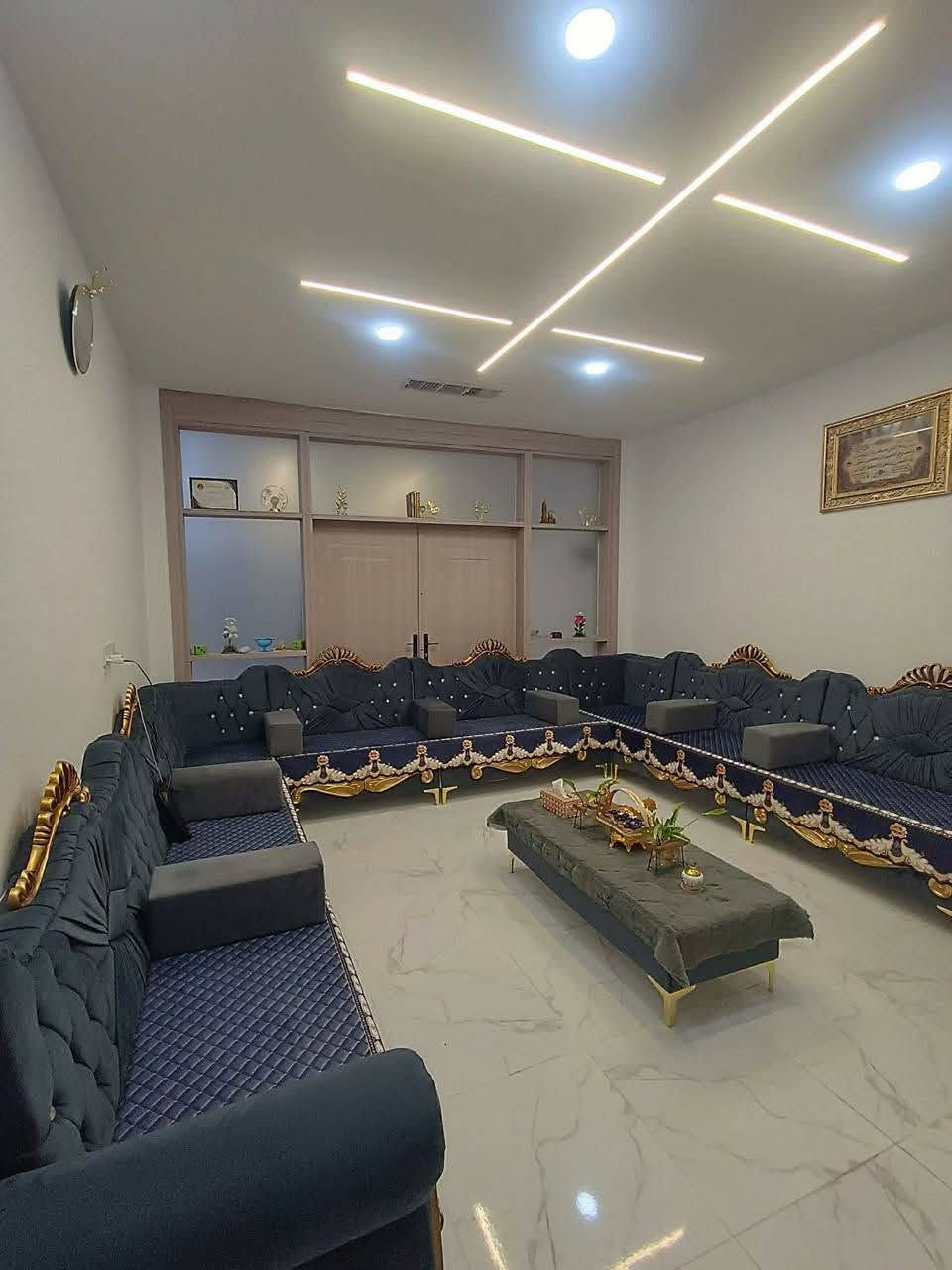 دار للبيع  ١٥٠ متر
دار رقم سكني مو طابو 
          فول كاشي و سقف مغربي 
                نظام تبريد دكت
               بناية حديثة جداً 
                 فرع عريض 
 طابق 1️⃣ 
- استقبال 
-  غرفتين نوم 
-  مطبخ + مطبخ مساعد 
- هول
- صحيات شرقي و غربي
- درج خارجي 

طابق 2️⃣ 
 ـ استقبال
- غرفة نوم
- هول صغير 
- مطبخ 
- صحيات

📍عنوان الدار 🏡
كركوك - حي القادسية الاولى قرب نادي سولاف الرياضي
قرب مدرسة الصباح 
للاستفسار الاتصال على الرقم 
***********
