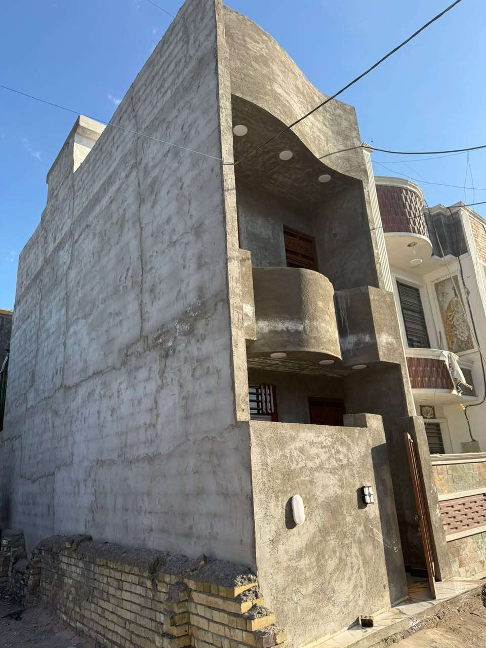 سلام عليكم بيت مساحه 50متر مكان سوك رضا زراعي شهداء البياع يحتوي على ستقبال وصاله وغرفتين نوم علما البيت بناء 2026 رفت 40 صب كونكريت مسلح خدمات كامله ***********
