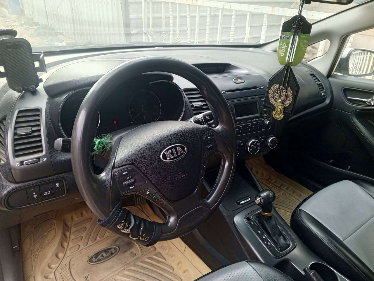 كيا فورتي 2016 وارد امريكي محرك دوش 1800
ماشيه 125 رقم بغداد بسمي
بيها صبغ ابيع احزام مكانها بغداد 
الزعفرانيه 
رقم تلفون ***********
