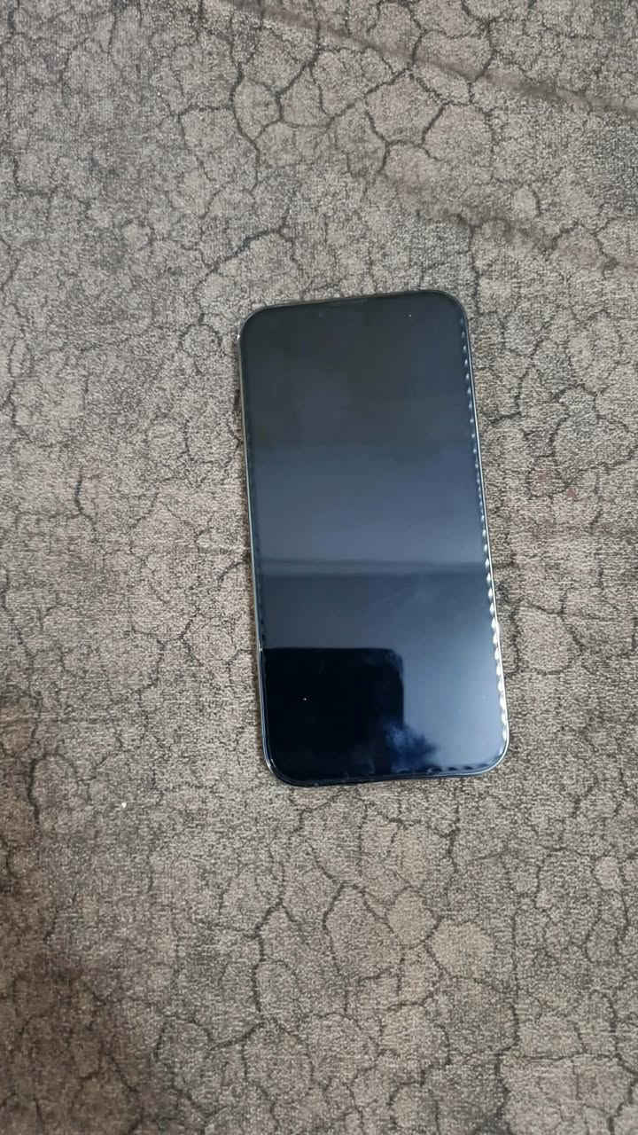 سلام عليكم يفون 13برو ماكس مابي شي كله بلادي بطاريه 93سعر خاص وتساب***********
