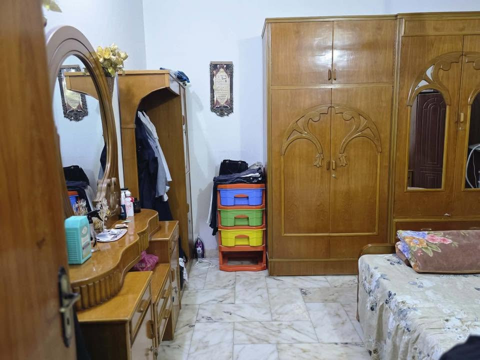 بيت للبيع طابو صرف مو زراعي
الموقع: شارع الإمام الرئيسي، ثاني بيت داخل الفرع.

📐 المساحة: 150 متر مربع طابو صرف

🏡 مواصفات البيت:

* طارمة.
* صالة واسعة.
* مطبخ.
* كليدور.
* غرفة نوم في الطابق الأرضي.
* مجمع صحيات خارجي.
* أرضية البيت مرمر.
* البيت نظيف جداً وبحالة ممتازة، والمعاينة خير دليل.

🔹 الطابق العلوي:

* غرفة.
* مجمع صحيات.
* سطح.

للاستفسار والمعاينة:
📞 ***********

ملاحظة: غير متواجد على الفيسبوك، التواصل يكون عبر رقم الهاتف فقط
