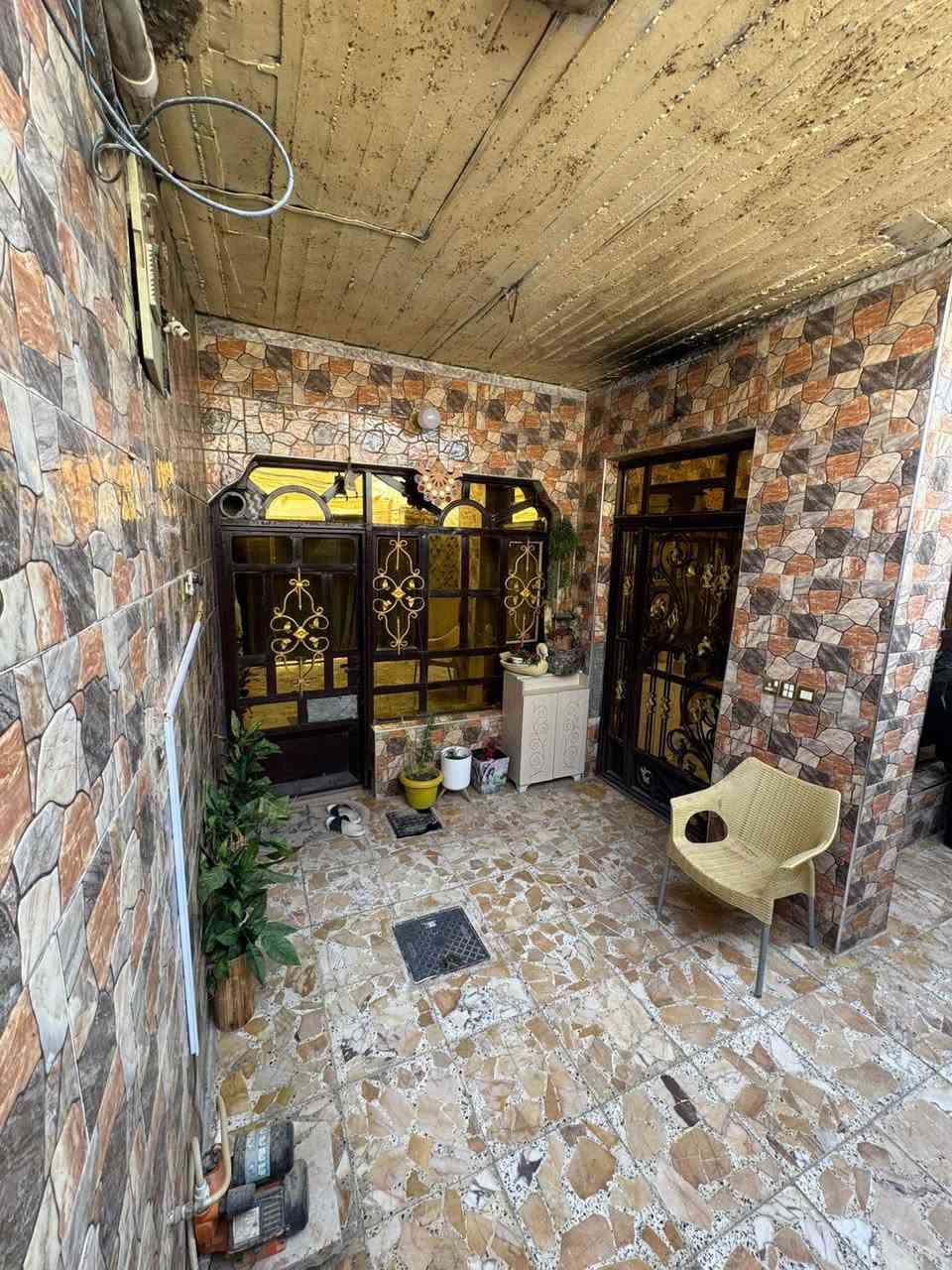 🏡 بيت للبيع - تصميم حديث 🏡
الموقع: [السهلة/شارع معمل الدبس شارع بطلة كربلاء]
المساحة الإجمالية: 135 متر مربع (طابق ونصف)
الأبعاد: الواجهة 7 متر | النزال 19.5 متر
🧱 تفاصيل البناء والتشطيب الفني:
 الهيكل الإنشائي: الأساس والسقف صب كونكريت مسلح، البناء طابوق (الطابق الأول).
 الطابق الثاني: البناء من مادة الفرمستون (العازلة للحرارة والصوت).
 الواجهة الخارجية: مغلفة بالسيراميك .
 الأرضيات والـجدران: الأرضيات من الكرانيت ، الجدران سيراميك، مع سقوف ثانوية حديثة.
🚪 التوزيع الداخلي للبيت:
دبل فاليوم الطابق الارضي مفتوح عالطابق الثاني
🔻 الطابق الأرضي:
 استقبال .
 مطبخ بتصميم مميز.
 غرفة نوم.
 غرف خدمات (حمامات عدد 2: داخلي وخارجي).
 منور / مكشوف عدد (2).
🔺 الطابق الثاني:
 غرفة نوم (سويت) كبيرة جداً مع حمام خاص بها.
 بيتونة او صالة واسعة. السعر 65 مليون وقابل للتفاوض للأستفسار واتساب *********** 

مكتب الموسوي للوسائط العقارية مستعدون لأستقبال عروضكم التجارية والزراعية والسكنية بيع وشراء رهان ايجار
