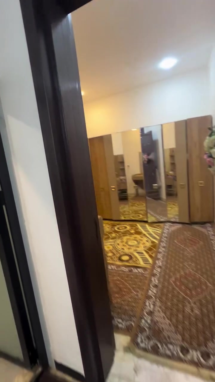 بيت ١٢٥  الشعلة الدوانم سند ٢٥ طابق واحد شارع البلوك  بلبداية عل الشارع الرئيسي موقع مميز قريب على شارع ال٥ كيلو 
خدمات كامله مي ومجاري 
يحتوي على عل مطبخ  واستقبال وصاله مفتوحه وحمام وغرفة نوم  بيبان قاصة تركيه الحمام والمطبخ كله لوح / ارضية مرمر البيت فول
الاتصال ***********
