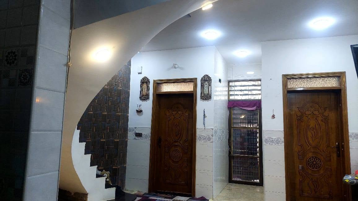 للبيع بيت مساحه  ٢٠٠ متر حي الرياض الشارع الرئيسي خلف البريد مباشرا
الأساس رفت 
طابقين مثل ماواضح يمك يلتصوير 
الطابق الأول كامل عل اخر حبايه غرفتين نوم وصاله واستقبال ومطبخ ومجمع صحيات
الطابق الثاني  غرفتين نوم وصاله ومجمع صحيات 
بس الطابق الثاني عوزه لبخ وارضيه
مساحه الشارع ١٢ متر
***********
***********
