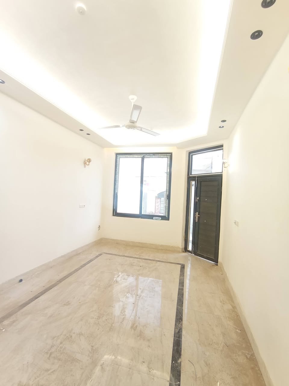 دار للبيــــــع بناء حديث حله نادر الأولى قريب جدا على الشارع الخدمي 

المساحــــــة  200 متر طابو زراعي سند 25 

مــــــحتويات الـــــــدار طابقين بناء حديث درجة أولئ
     
الطابــــــــــــــق الأرضـــــــــــــي

غرفتين نـــــــوم وصاله وكليدور ومطبخ حار وبارد ومجمع صحيات داخلي وخارجي وكراج سياره 

الطابــــــــــــــق الثانــــــــــــــــي

ثلاث نـــــــوم وكليدور ومجمع صحيات 

لـــلاســــتـــفـــســـار
 ***********
***********
مراجعة مكتب سومر للعقار نادر الاولى على الشارع الخدمي قرب حسينيه حنتوش
