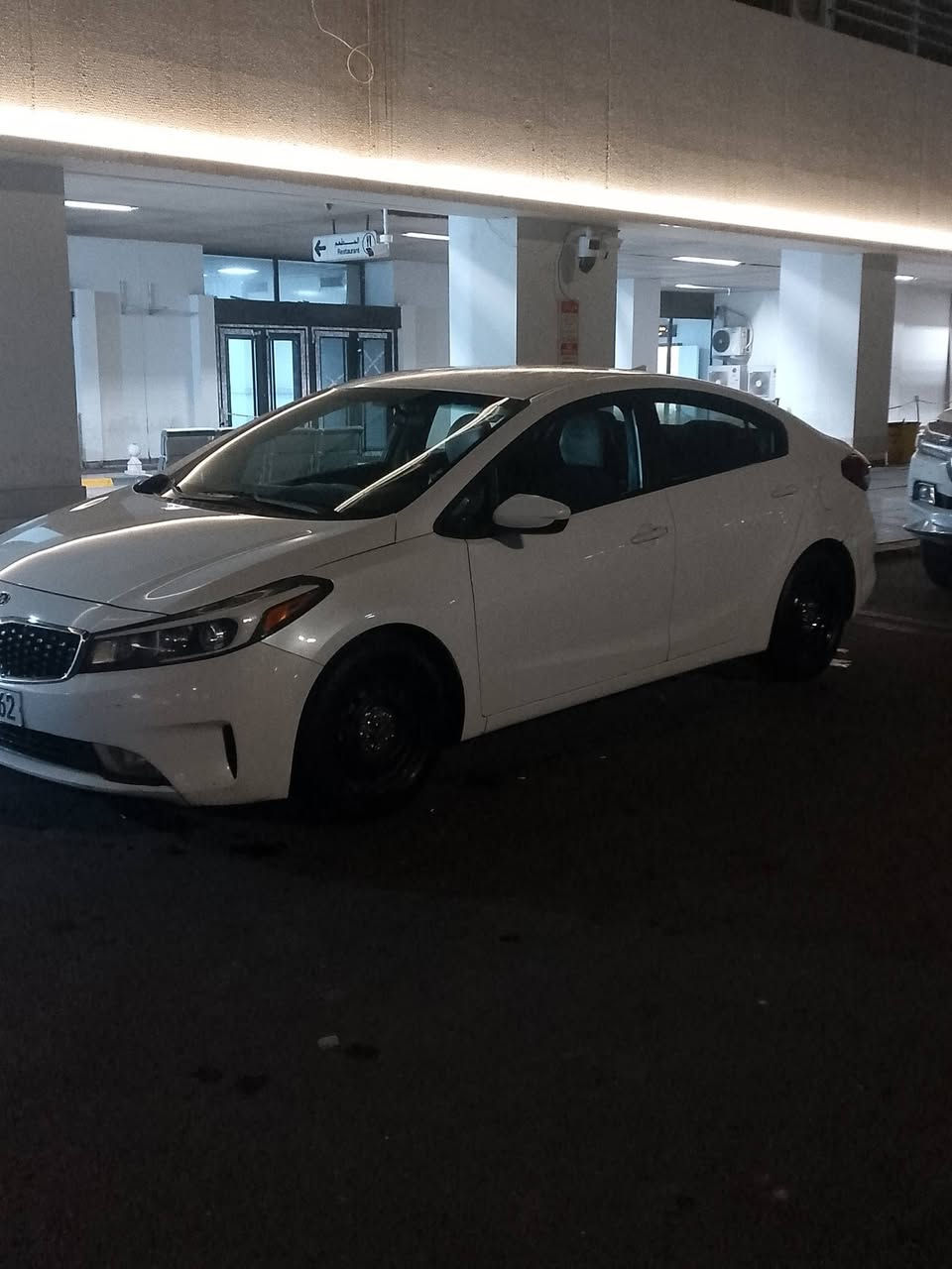 السلام عليكم كيا فورتي للبيع موديل ٢٠١٨ بيضاء صدفي وارد امريكي ليبلغ واحد عدا قبق الجنطه مبدل وجاملغ الأيسر الخلفي صبغ وباقي التفاصيل بالصور بارد باب السائق كد شبر وبارد جاملغ الامامي موجود بالصور محرك ٢٠٠٠دوش لاتنقيص ولاتبخير تخم تاير ماشيه ١٣٤حقيقي كير ATشاشه نورمال وايكو وسبورت بجم كبس سنويه منتهيه صارلهه شهرين مشروع وطني رقم دولي باسمي تحويل مباشر بدون ايرباك السعر ١٢٧ بي مجال المكان الحريه البستان ***********
