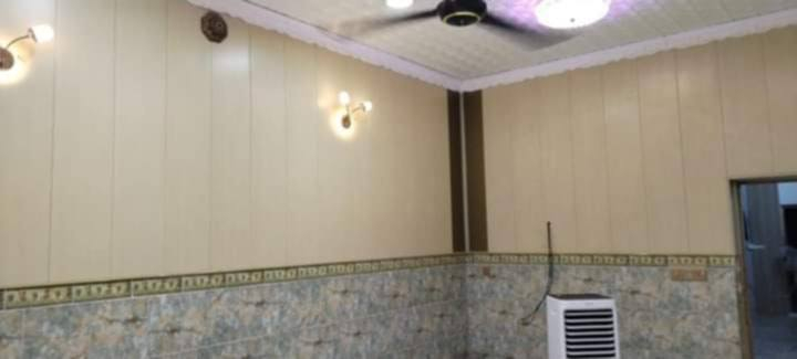 مشتمل للبيع 
الحكيم.. شارع ابو كيان الربيعي على شارع رئيسي وليس فرعي..  مساحته 125م
بناء درجة اولى مال جناي.. يحتوي غرفة وهول ومطبخ حار وبارد واستقبال وصحيات والطابق الثاني صالة كبيرة 7 امتار 
البناء طابوق
السقف صب
السطح اشتايگر 
الكهرباء بوري
مابي اي نقص وبناء حديث..  الواجهة حجر مرتب من جميع النواحي
وياه كاونتر حديث كم شهر من شديته تسگام درجة اولى للسگف
هاتف ***********
